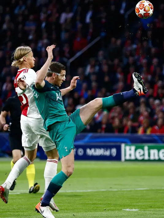 Penyerang Ajax Amsterdam, Kasper Dolberg berebut bola dengan  pemain Tottenham Hotspur, Jan Vertonghen pada laga kedua semifinal Liga Champions 2018/19 di Stadion Johan Cruyff, Rabu (8/5). Tottenham secara dramatis merebut tiket final Liga Champions setelah menaklukkan Ajax 3-2. (AP/Peter Dejong)