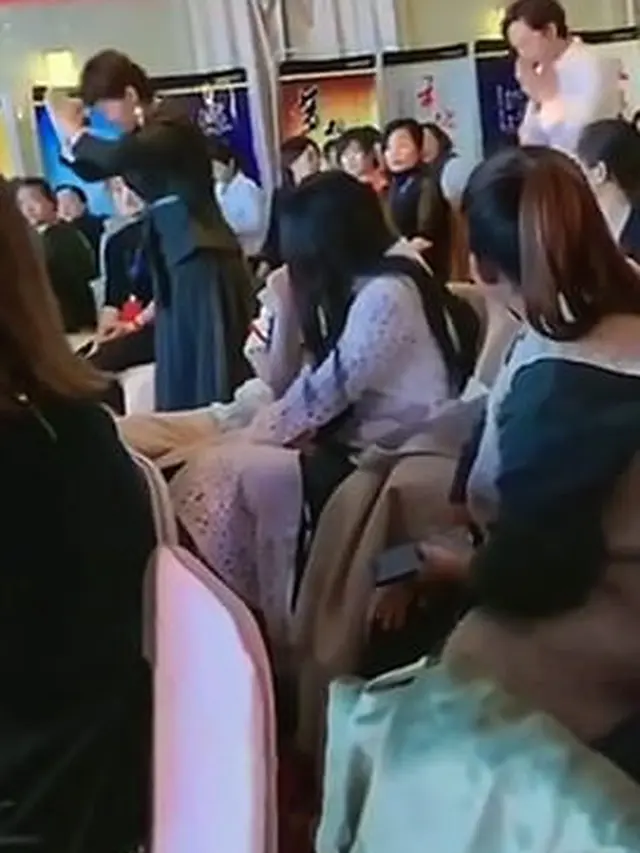 Bos Ini Cuci Kaki Karyawannya, Alasannya Bikin Haru