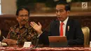 Presiden Jokowi didampingi Menteri ATR/BPN Sofyan Djalil memberikan keterangan pers rencana pemindahan Ibu Kota Negara di Istana Negara, Senin (26/8/2019). Lokasi Ibu Kota berada di wilayah Kabupaten Pejaman Penajam Pasar utara dan Kabupaten Kutai Kartanegara di Kaltim. (Liputan6 com/Angga Yuniar)