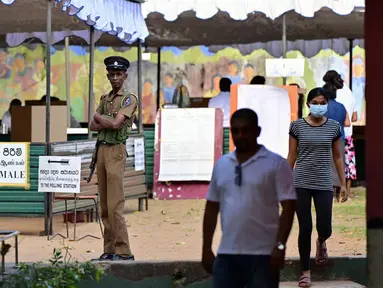 Seorang polisi berjaga di sebuah tempat pemungutan suara dalam pemilihan presiden Sri Lanka di Kolombo pada 21 September 2024. (Ishara S. KODIKARA/AFP)