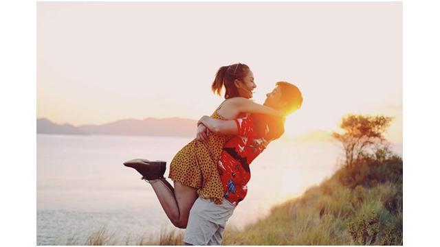 Andrew Andika dan Tengku Dewi Putri saat menikmati sunset berdua, so sweet banget.