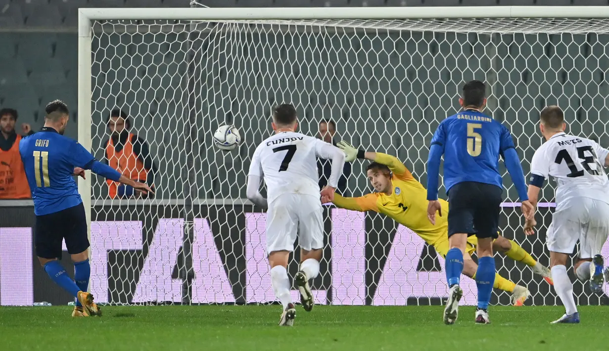 Penyerang Italia, Vincenzo Grifo (kiri) melakukan tendangan penalty ke gawang Estonia dalam laga uji coba internasional di Artemio Franchi, Kamis (12/11/2020) dini hari. Italia tanpa kesulitan mengalahkan Estonia dengan skor 4-0. (Alberto PIZZOLI/AFP)