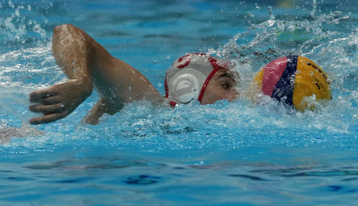 Atlet Polo Air Serbia, Luca Bosic mengejar bola saat latihan gabungan di Aquatic Center, Jakarta, Rabu (10/7/2018). Latihan tersebut sebagai persiapan tim Indonesia menuju Asian Games 2018. (Bola.com/Nick Hanoatubun)