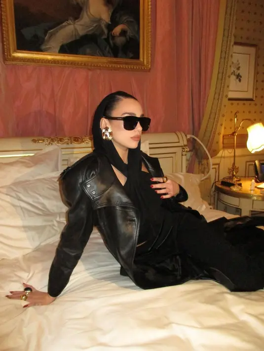 Wajah Dua Lipa mulai berseliweran di Paris Fashion Week untuk fashion show YSL [@dualipa]