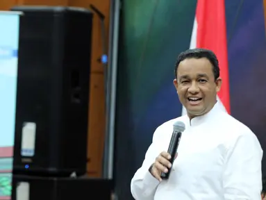 Mendikbud Anies Baswedan saat launching kegiatan Belajar Bersama Maestro (BBM), Jakarta, Jumat (12/6/2015).  Program ini dalam rangka pelestarian dan revitalisasi kebudayaan yang melibatkan 10 maestro Indonesia. (Lipuran6.com/Helmi Afandi)