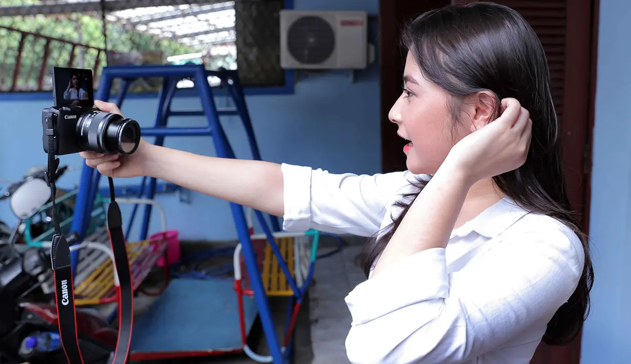 "Karena biasanya kan jalan gitu ramai-ramai, sama dia juga, terus tiba-tiba dia di London kan ya gak apa-apa namanya juga kuliah gitu. Kebetulan semua teman-teman aku kuliah di luar sih," ujarnya. (Deki Prayoga/Bintang.com)