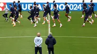 Pemain Timnas Prancis melakukan laihan dipimpin langsung oleh pelatih Didier Daschamp (kanan bawah) jelang Euro 2024 di Home Deluxe Arena Stadium, Paderborn, Jerman, Rabu (12/06/2024) waktu setempat. (AFP/Franck Fife)