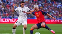 Dani Olmo berebut bola dengan Zaid Ismail dalam laga uji coba internasional antara Spanyol vs Irak di Estadio Abanca-Riazor, 5 Juni 2026. (AP Photo/Manu Fernandez)