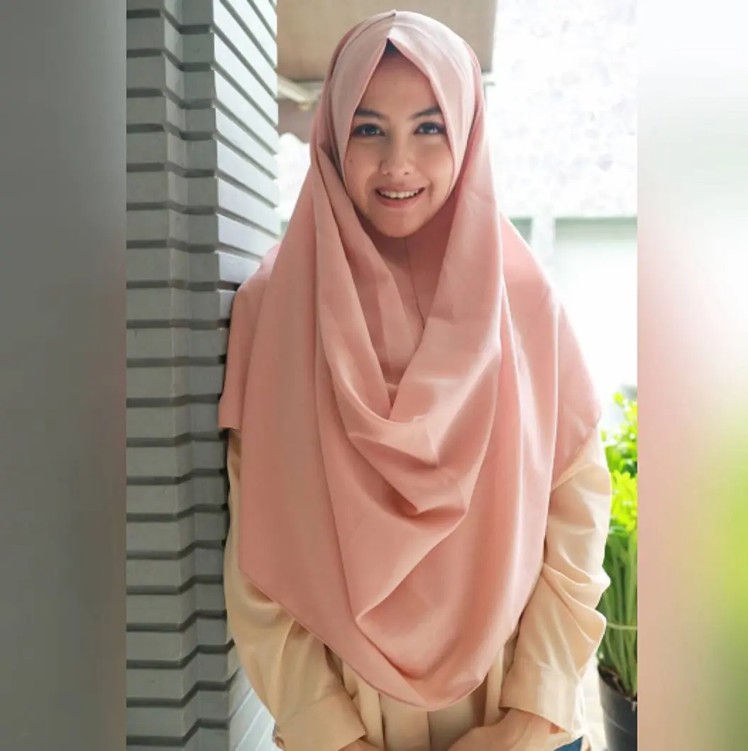 Model hijab yang dikenakan Revalina S Temat, mau sederhana atau modis, tetap membuatnya cantik memesona. (Instagram @vatemat)