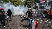 Orang-orang berlari menghindari gas air mata saat aksi unjuk rasa menuntut pengunduran diri Bupati Sudewo di Pati, Jawa Tengah, pada 13 Agustus 2025. (Foto: AFP)