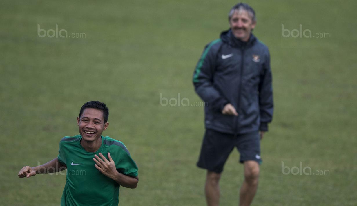 Gelandang Timnas Indonesia, Evan Dimas, bercanda dengan pelatih fisik, Miguel Gandia, usai latihan di Stadion UKM, Selangor, Sabtu (19/8/2017). Evan kalah saat bermain crossbar dengan Miguel. (Bola.com/Vitalis Yogi Trisna)