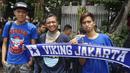 Gaya bobotoh Persib Bandung yang tergabung dalam Viking Jakarta saat berkumpul di Polda Metro Jaya, Jakarta, Minggu (18/10/2015). (Bola.com/Vitalis Yogi Trisna)