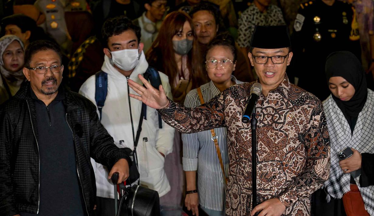 Kedatangan mereka menandai dimulainya proses pemulangan WNI dari wilayah yang terdampak ketegangan konflik di Timur Tengah. Tampak dalam foto, Menteri Luar Negeri Indonesia, Sugiono (kanan), menyampaikan pernyataan saat menyambut Warga Negara Indonesia yang kembali dari Iran tiba di Bandara Internasional Soekarno-Hatta, Tangerang, Banten, pada Selasa 10 Maret 2026. (BAY ISMOYO/AFP)