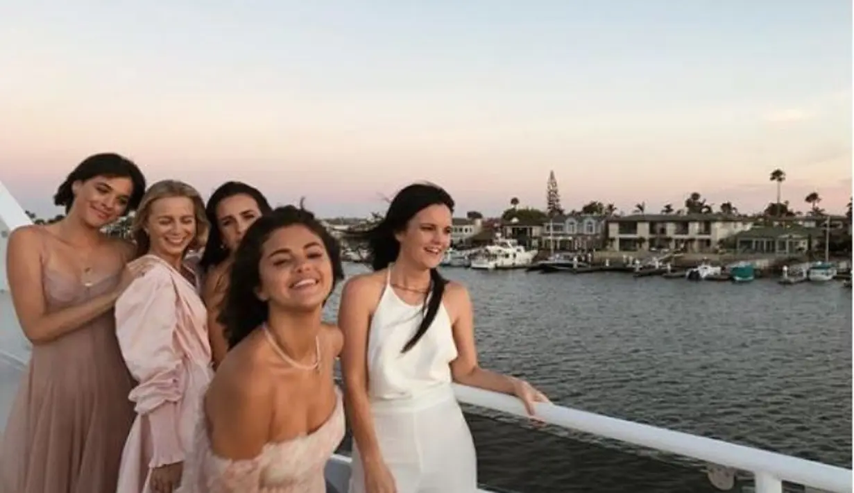 Selena dan para sahabat pun menghabiskan waktu ngobrol dan tertawa hingga tengah malam. (instagram/courtneyjbarry)