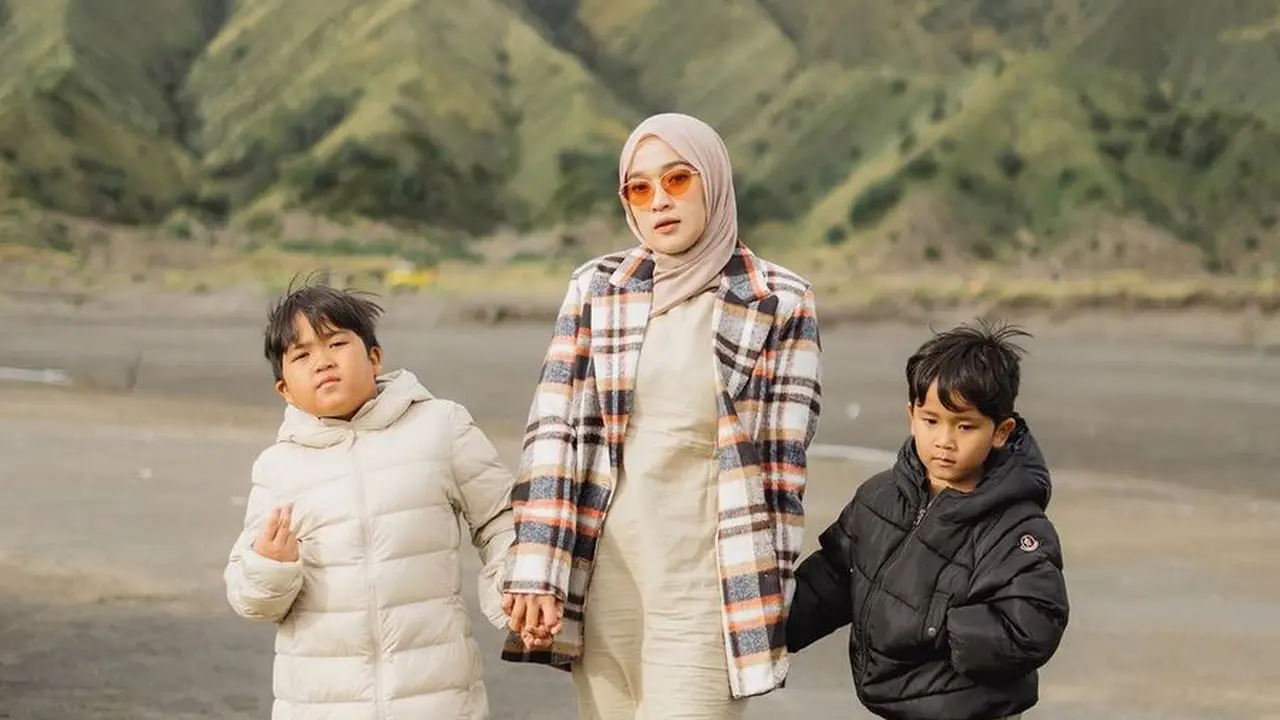 9 Potret Gaya Kompak Ririe Fairus dan Dua Anaknya Saat Liburan ke Bromo