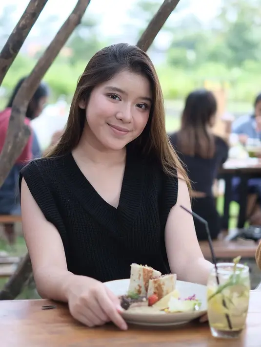 Kala itu Tiara duduk di bangku kelas lima SD. Ia mengaku naksir dengan seorang cowok yang merupakan kakak kelasnya dan juga anak basket.  (Instagram/tiaraandini)