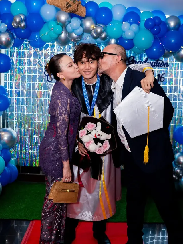 Potret Wisuda Anak Rossa