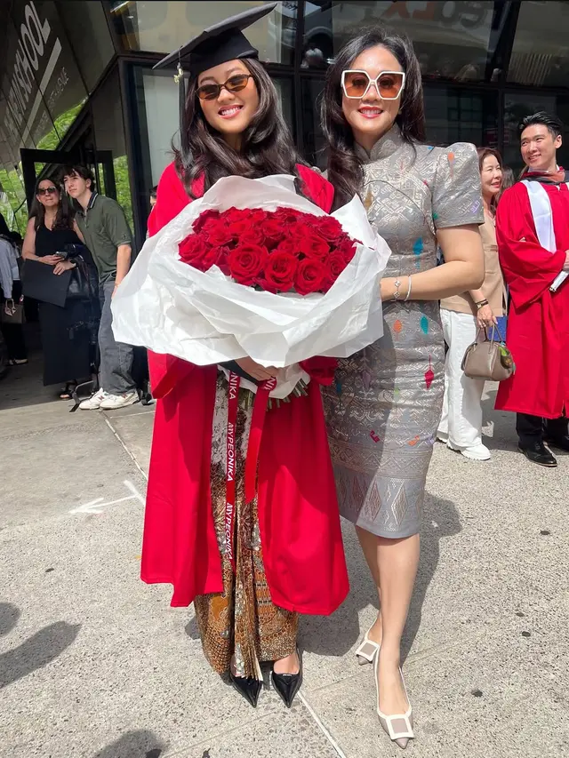 Istri Menteri Rosan Perkasa saat Wisuda Putrinya di Amerika Serikat. [@2gek_ayuhenirosan]