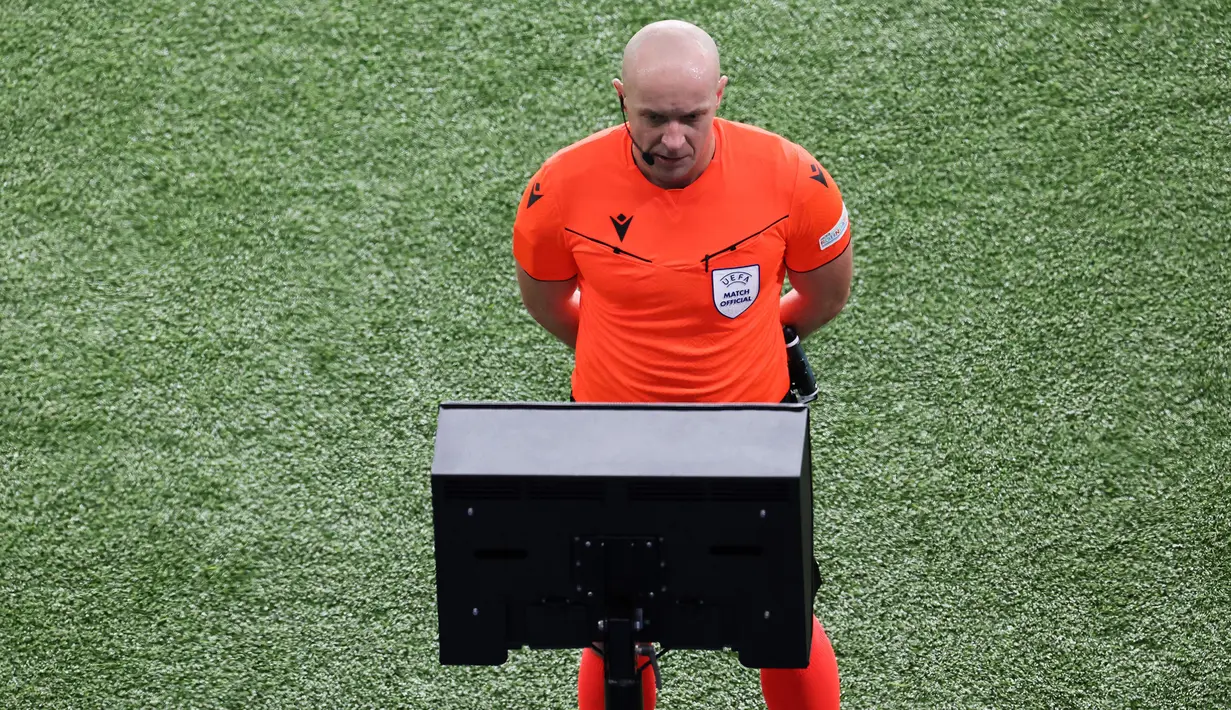<p>Wasit Syzmon Marciniak meninjau layar Video Assistant Referee (VAR) pada laga laga lanjutan Grup F Liga Champions 2023/2024 antara PSG melawan Newcastle United di Parc des Princes, Paris, Prancis, Rabu (29/11/2023) dini hari WIB. (AFP/Alain Jocard)</p>