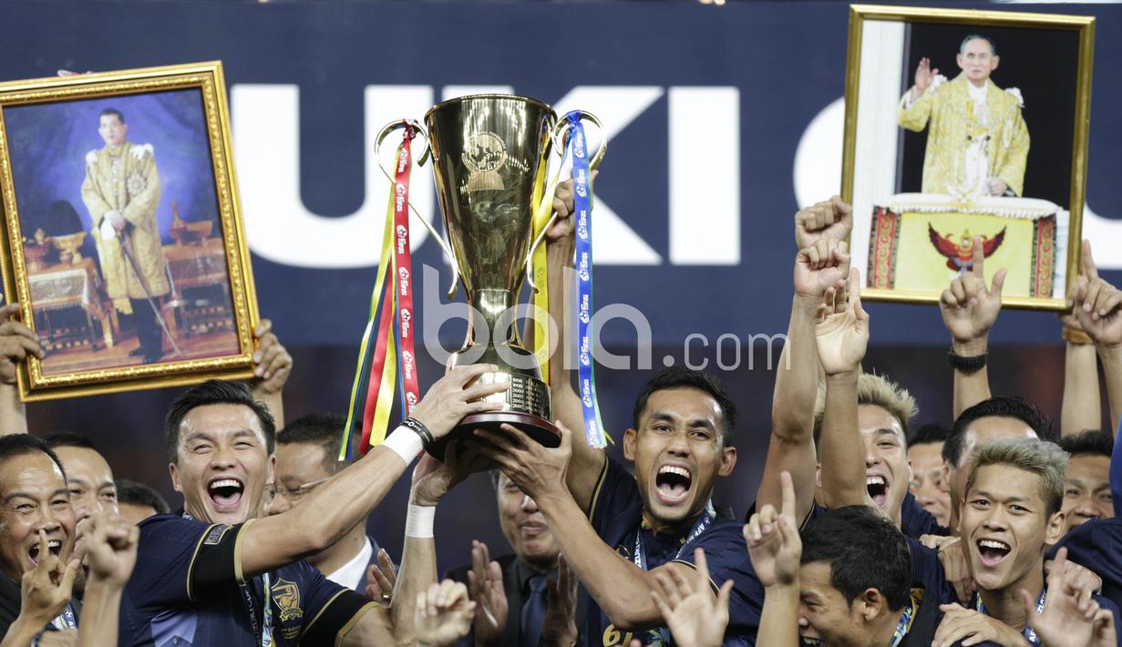 Teerasil Dangda dan rekan-rekannya mengangkat trofi AFF 2016 usai mengalahkan Indonesia 2-0. (Bola.com/Vitalis Yogi Trisna)