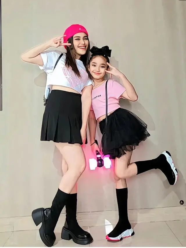 Gaya OOTD Seru Artis Tanah Air Nonton Konser Bersama Anaknya