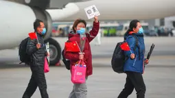 Petugas medis yang diperbantukan ke Provinsi Hubei tiba di Bandara Internasional Taoxian Shenyang, Shenyang, Provinsi Liaoning, China, Jumat (20/3/2020). Sebanyak 173 anggota tim bantuan medis pulang dari Hubei seiring meredanya wabah virus corona COVID-19 di provinsi tersebut. (Xinhua/Long Lei)