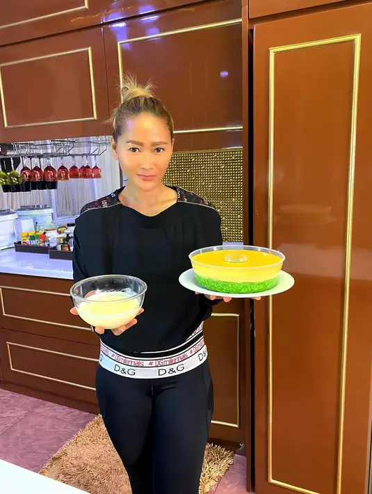 Seperti yang diketahui, selama masa pandemi Covid-19, Inul gemar berada di dapur. Ia mengolah berbagai jenis bahan hingga menjadi masakan yang lezat. Ia juga merasa, dapur adalah surga untuknya. (Instagram/inul.d)