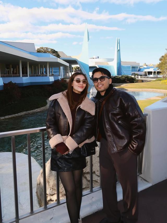 Potret Aaliyah Massaid dan Thariq Halilintar di Disneyland Tokyo (credit: instagram/aaliyah.massaid).
