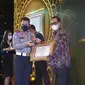 Menteri Perhubungan Budi Karya Sumadi memberikan penghargaan sebagai bentuk apresiasi atas dukungan penyelenggaraan Mudik Lebaran tahun ini, salah satunya kepada Kepolisian Republik Indonesia (Polri). (Sumber: Instagram @budikaryas)