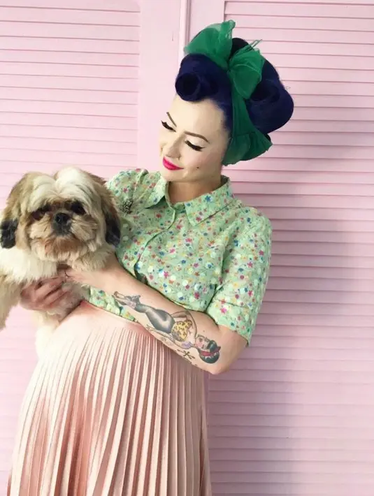 Cukup kenakan kemeja floral yang dipadukan rok plisket warna pink dan bandana warna senada dengan top bikin look makin chic. (Instagram/miss_adinda_mae).