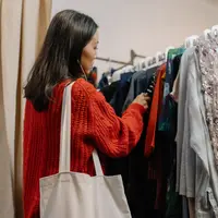 Fenomena thrifting atau jual beli pakaian bekas dianggap merugikan UMKM Tanah Air dan berdampak buruk terhadap lingkungan. (Foto: Pexels/cottonbro).