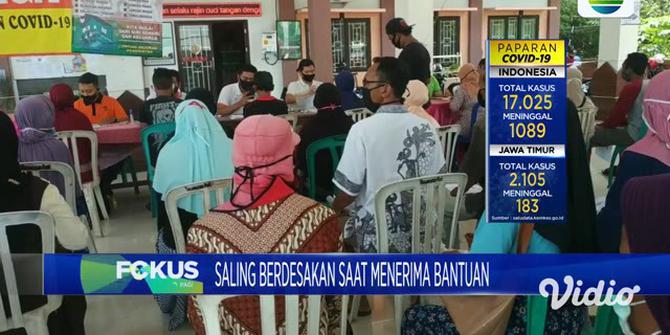 VIDEO: Warga di Mojokerto Abaikan Jaga Jarak Saat Terima Bantuan Sosial