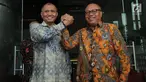 Ketua KPK Agus Rahardjo dan Direktur Utama BPJS Ketenagakerjaan (TK) Agus Susanto bersalam komando seusai penandatanganan nota kesepahaman atau memorandum of understanding (MoU) di Gedung KPK, Jakarta, Rabu (13/2) . (Merdeka.com/Dwi Narwoko)