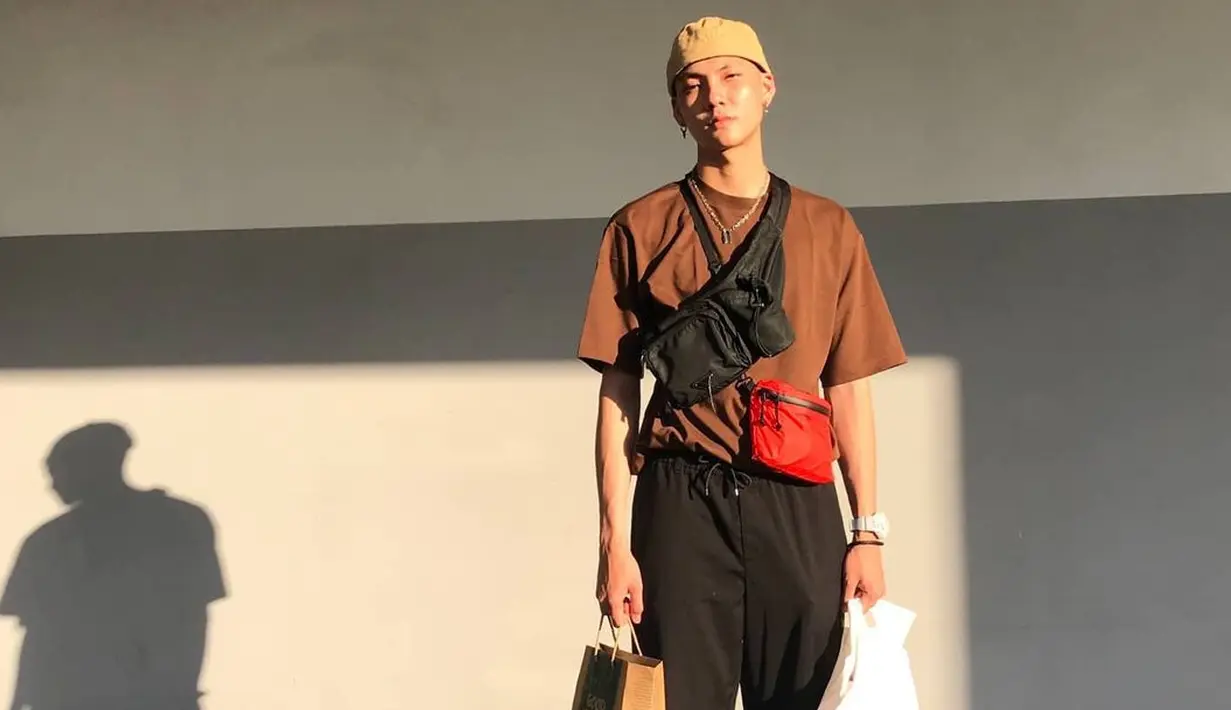 Adam dengan cepat mengambil atensi banyak orang dengan perawakan dan raut wajah terutama matanya yang menatap dingin dan tajam. Serta rambut plontos yang menjadi ciri khasnya. (Foto: Instagram @adamrxsydi)