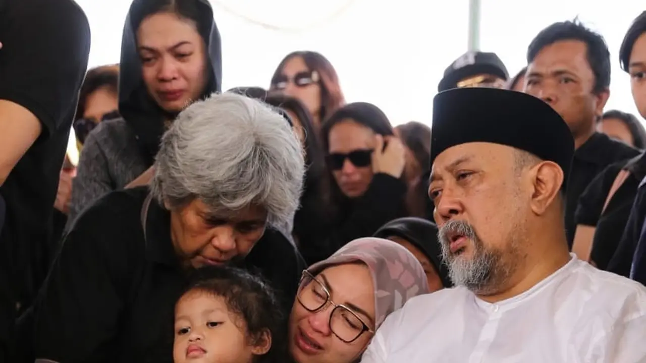 [Fimela] Suasana Pemakaman Istri Indro Warkop