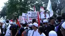Para demonstran datang guna mendukung MUI mendesak pemerintah untuk segera memproses Ahok terkait kasus dugaan penistaan agama. (Nurwahyunan/Bintang.com)