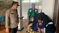 Tim Dokkes Polresta Bandar Lampung bersama jajaran Polsek Tanjung Senang memberikan layanan kesehatan gratis ke rumah-rumah warga yang terdampak banjir. Foto : (Istimewa).