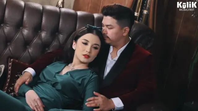 7 Pemotretan Keluarga Chelsea Olivia dan Glenn Alinskie Bertema Natal