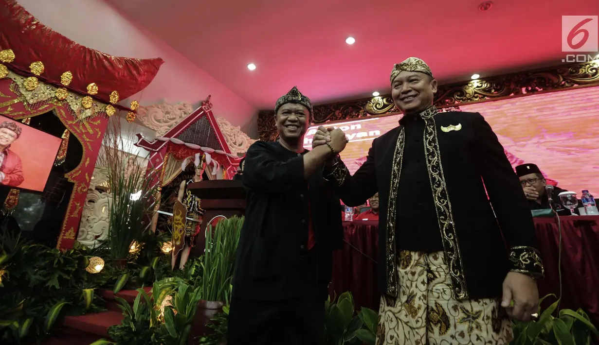 Pasangan calon gubernur Jawa Barat TB Hasanudin bersama wakilnya Anton Charliyan tersenyum sambil berjabat tangan saat pengumuman cagub-cawagub PDIP di kantor DPP PDIP Lenteng Agung, Jakarta, Minggu (7/1). (Liputan6.com/Faizal Fanani)