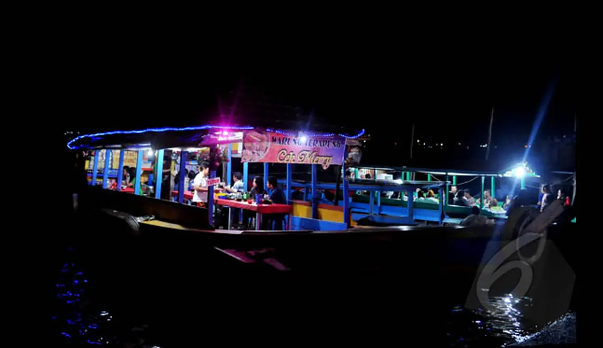Para wisatawan menikmati kuliner khas Palembang di atas warung terapung. Warung terapung merupakan perahu yang di sulap menjadi sebuah warung. Foto diambil pada Sabtu (24/1/2015). (Liputan6.com/Johan Tallo)