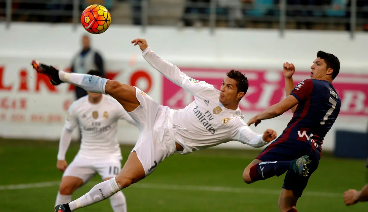 Aksi Cristiano Ronaldo saat bertanding melawan Eibar dalam laga La Liga Spanyol di Stadion Ipurua, Eibar, Spanyol, Senin (30/11/2015) dini hari WIB. (Reuters/Joseba Etxaburu)