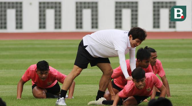 Asisten pelatih Timnas Indonesia, Gong Oh-kyun, saat sesi latihan di Stadion Wibawa Mukti, Cikarang, Senin (13/1/2020). Gong Oh-kyun dinyatakan postif terpapar virus corona. (Bola.com/M Iqbal Ichsan)