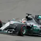 Pembalap Formula Satu (F1) tim Mercedes, Lewis Hamilton mengendarai mobilnya pada Grand Prix Rusia di Sochi, Minggu (11/10/2015). Lewis Hamilton memenangkan ajang Formula GP Rusia. (REUTERS/Grigory Dukor)