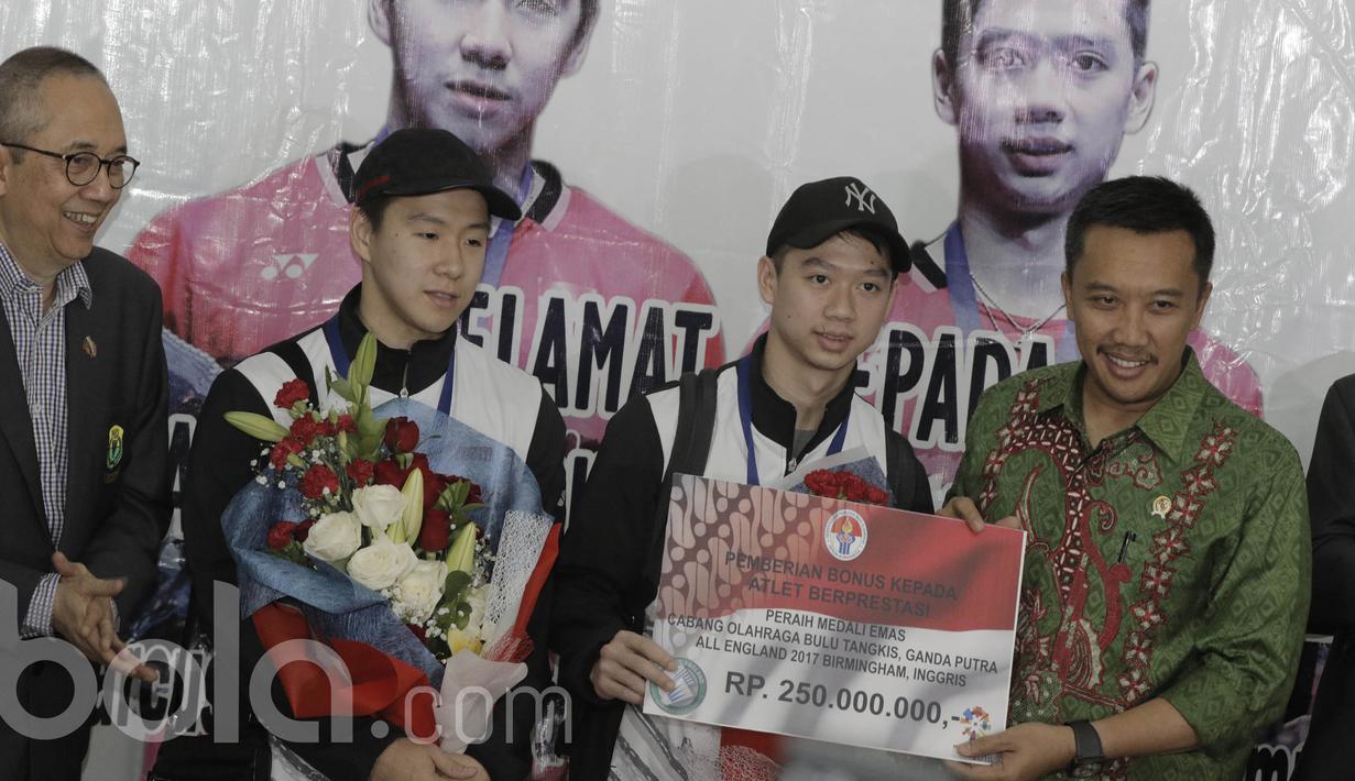 Pebulutangkis ganda putra Indonesia, Kevin Sanjaya/Marcus Gideon, menerima bonus dari Menpora, Imam Nahrawi. Bonus yang diberikan Menpora kepada pasangan tersebut sebesar 250 juta rupiah. (Bola.com/M Iqbal Ichsan)