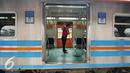 Petugas kebersihan sedang membersikan gerbong penumpang kereta jurusan Jakarta Kota- Tanjung Priok di stasiun Jakarta Kota, Senin (21/12). PT Kereta Api Indonesia (KAI) kembali mengoperasikan lintas Jakarta Kota-Tanjung Priok. (Liputan6.com/Yoppy Renato)