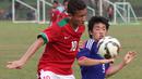 Timnas Indonesia U16, Egi Maulana, berebut bola dengan pemain Jepang U16 saat ujicoba di Lapangan Padepokan Voli Indonesia di Sentul, Bogor, Jawa Barat. Selasa (15/4). 
