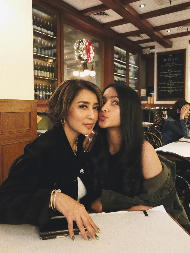 7 Potret Kaneishia Yusuf dan Sang Ibunda, Kompak Bak Kakak Beradik