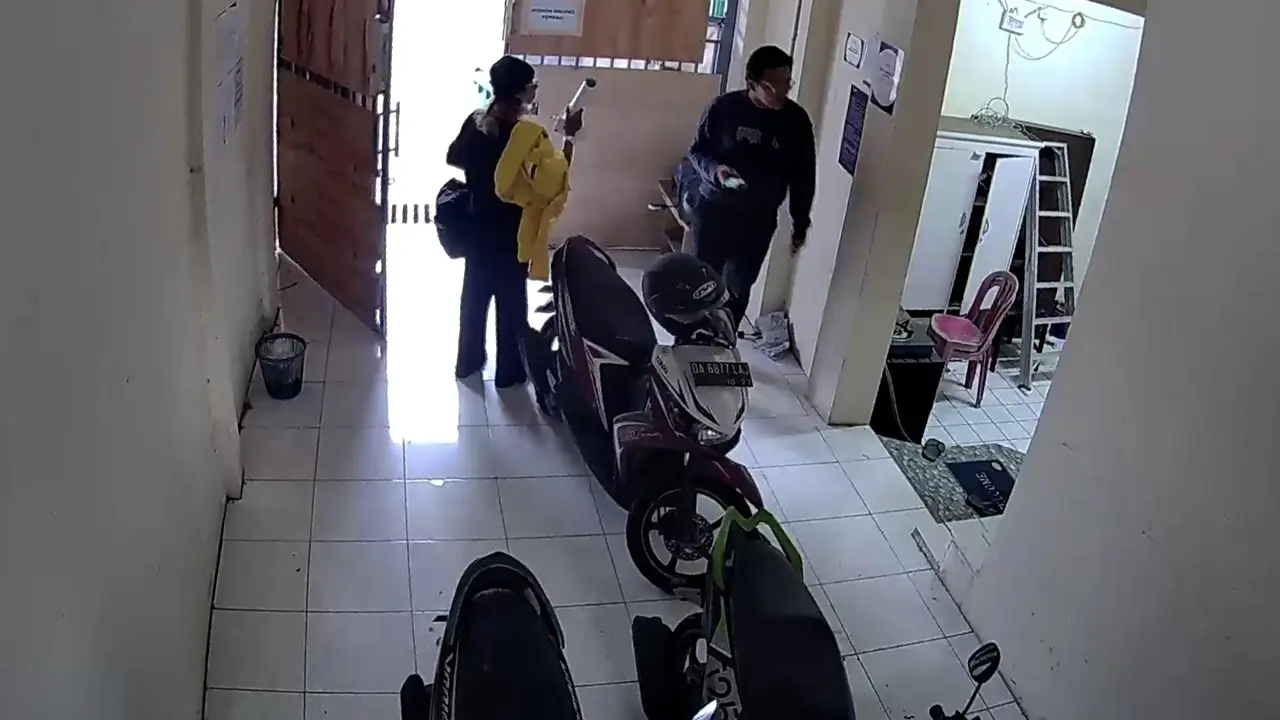 Tangkapan CCTV saat tersangka bersama korban memasuki area indekos tempat korban dibunuh di wilayah Kukusan, Beji, Depok. (Istimewa)