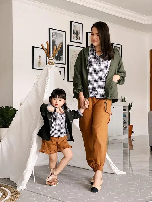Sebelumnya, Alice memiliki seorang putri yang lahir pada Selasa, (24/1/2017). Kini putrinya yang diberi nama Alita Naora Lawi pun sudah tumbuh jadi anak yang cantik dan juga ceria. Ia pun memiliki bakat modeling seperti ibundanya. (Liputan6.com/IG/@alicenorin)