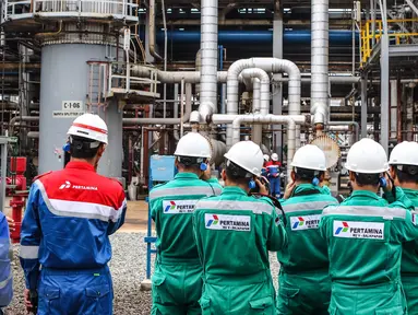 Jurnalis foto mengabadikan kawasan kilang pengolahan minyak Pertamina (RU V) di Balikpapan, Kalimantan, Kamis (14/5). Untuk mengabadikan mereka diwajibkan menggunakan perlengkapan keselamatan kerja yang sudah ditentukan. (Liputan6.com/Fery Pradolo)